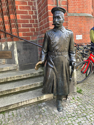 117 yıldır heykeli selamlanan dolandırıcı! resim: 0