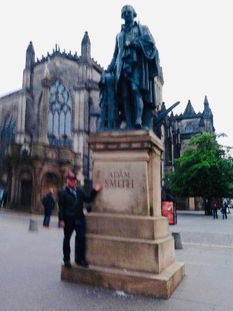 Doyum, Mutluluk ve Görünmez El resim: 0