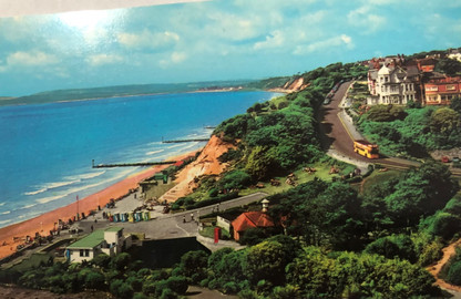 Falezleri, plajları, gelgitleri ve dil okulları ile bir bohem sayfiye kenti resim: 1