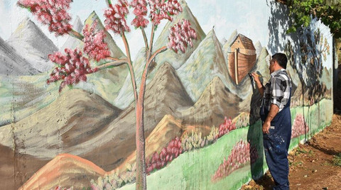 Temizlediği sokakların duvarlarını tuval yaptı