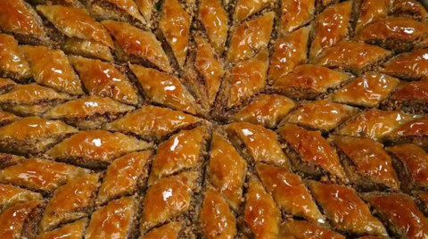 Geleneksel tatlıların en lezzetlisi: Çıtır baklava nasıl yapılır? Sırrı şerbetinde...