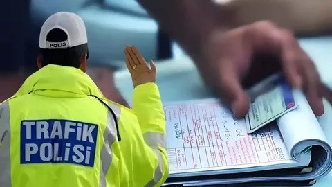 Yeni Trafik Yasası Yürürlükte: Cezalar Dudak Uçuklatıyor, Ehliyetler İptal Ediliyor! resim: 2
