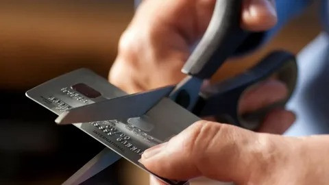 Kullanmadığı Kredi Kartını İptal Etmeyenler Yandı: Finansal Geleceğinizi Karartabilir! resim: 1