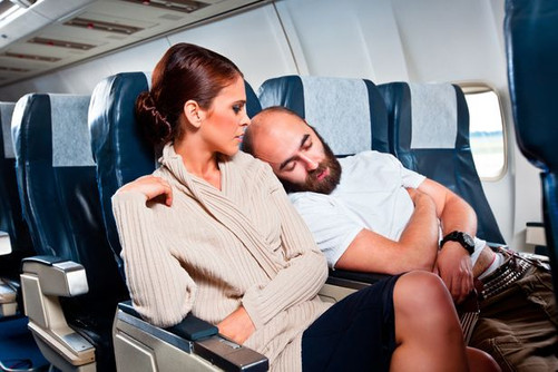 Uçakta ortak koltuk kolçağı kime ait? resim: 0