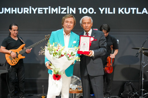 TEV'de Cumhuriyet'in 100.yılı coşkusu! Erol Evgin konseriyle kutlandı resim: 1
