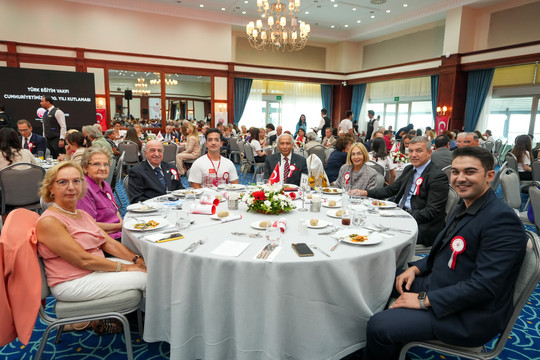 TEV'de Cumhuriyet'in 100.yılı coşkusu! Erol Evgin konseriyle kutlandı resim: 0