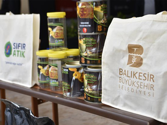 Atık yağ getiren mamayı götürüyor! resim: 2