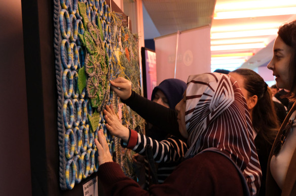 Görmeden Üretilen Bir Dünya: Serra Kargaoğlu'nun Dokunsal Sergisi resim: 3