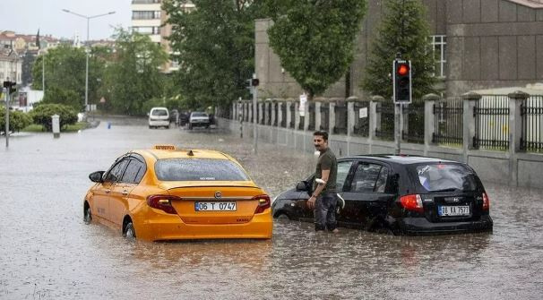 Ankara'da şiddetli yağış hayatı olumsuz etkiledi resim: 0