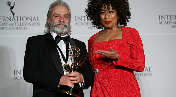 Haluk Bilginer Emmy Ödülleri'nde En İyi Erkek Oyuncu Ödülünü Kazandı resim: 0