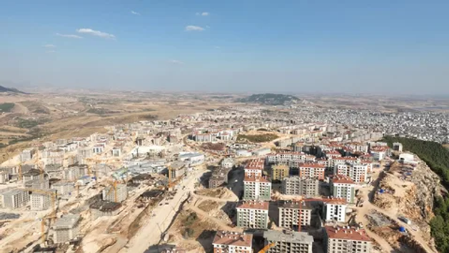 Bakanlık Açıkladı: Deprem Konutları Yıl Sonuna Kadar Büyük Ölçüde Tamamlanacak resim: 1