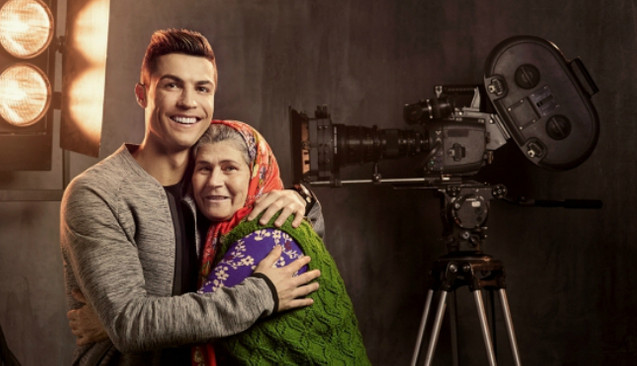 Cristiano Ronaldo ile Ümmiye Koçak aynı reklam filminde!
