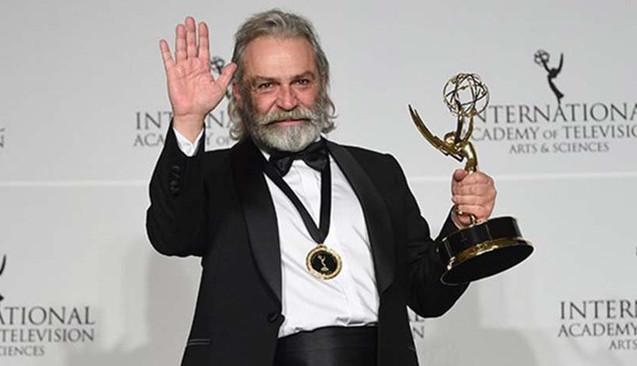 Haluk Bilginer Emmy Ödülleri'nde En İyi Erkek Oyuncu Ödülünü Kazandı