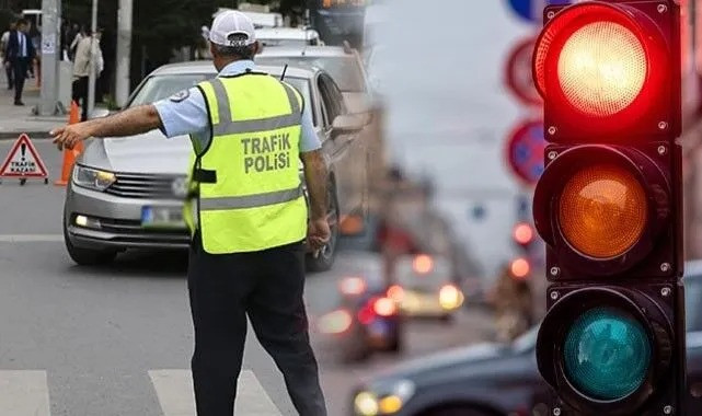 Sürücüler Dikkat! O Aksesuar Artık Yasak Değil Ama Bir Şartla: İşte Trafik Düzenlemesinin Detayları resim: 1