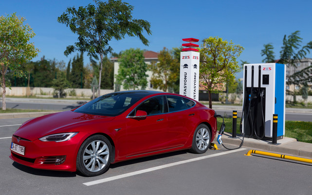 Elektrikli araç şarj istasyonlarında güneş ve rüzgar enerjisi dönemi resim: 0