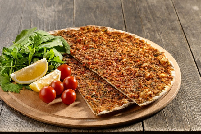 Lahmacun yapmak bu kadar kolay mıydı? İşte pratik lahmacun tarifi resim: 0
