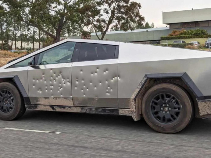 Tesla'nın çelik canavarı Cybertruck Toyota Corolla ile kafa kafaya çarpıştı! resim: 0