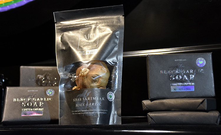 25 TL'lik sarımsağı siyaha çevirip 2 bin avroya sattı resim: 0