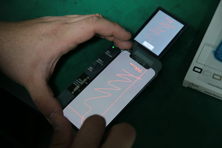 Hasarlı cep telefonu ekranlarını geri dönüşümle kullanılabilir hale getiriyorlar resim: 0