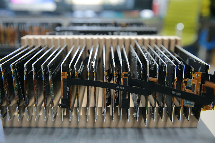 Hasarlı cep telefonu ekranlarını geri dönüşümle kullanılabilir hale getiriyorlar resim: 1