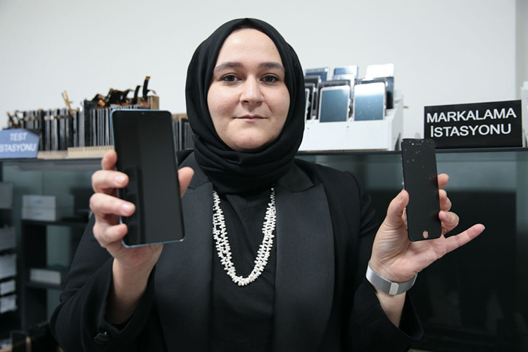 Hasarlı cep telefonu ekranlarını geri dönüşümle kullanılabilir hale getiriyorlar resim: 2