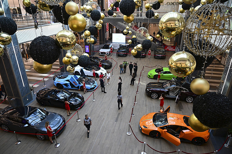 Aston Martin'den Ferrari'ye... Dünyanın en lüks otomobilleri İstanbul'da meraklılarıyla buluşuyor resim: 1