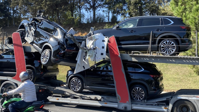 Sıfır Togg T10X arabaları taşıyan tır kaza yaptı: Togg'lar paramparça oldu! resim: 0