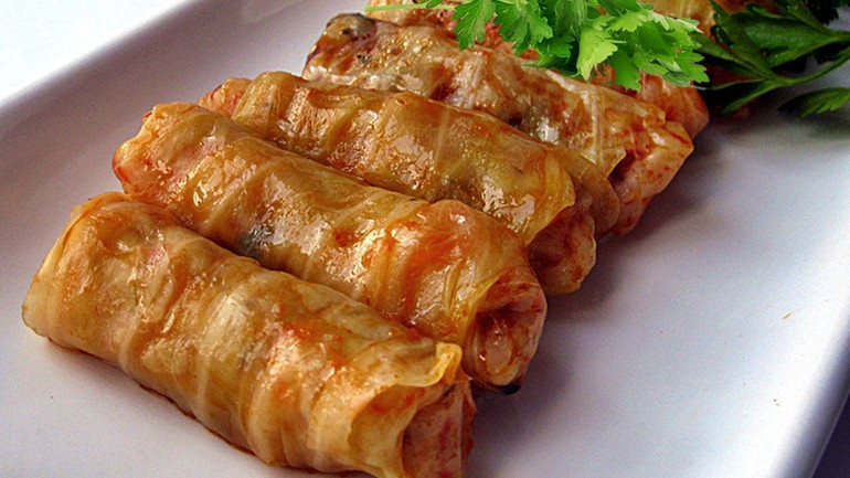 Bu sarmanın yaprağı asla sert kalmıyor! Pişme esnasında dağılmayan yedikçe yedirten lahana sarması! resim: 0