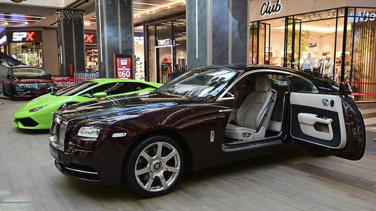 Aston Martin'den Ferrari'ye... Dünyanın en lüks otomobilleri İstanbul'da meraklılarıyla buluşuyor resim: 0