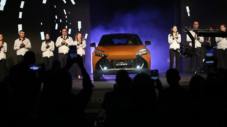 Türkiye'de üretilen ilk şarj edilebilir hibrit otomobil Toyota C-HR banttan indi resim: 0