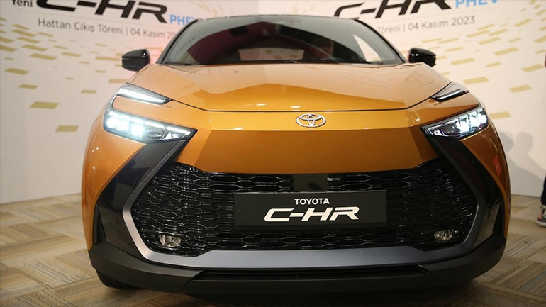 Türkiye'de üretilen ilk şarj edilebilir hibrit otomobil Toyota C-HR banttan indi resim: 1