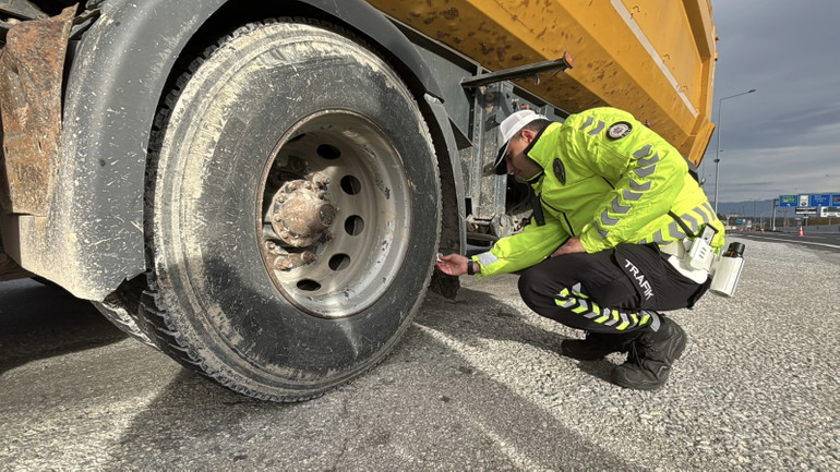 Ticari Araç Sürücüleri Dikkat! Kış Lastiği Olmayana Geçit Yok, Ceza Tam 5.859 TL! resim: 0