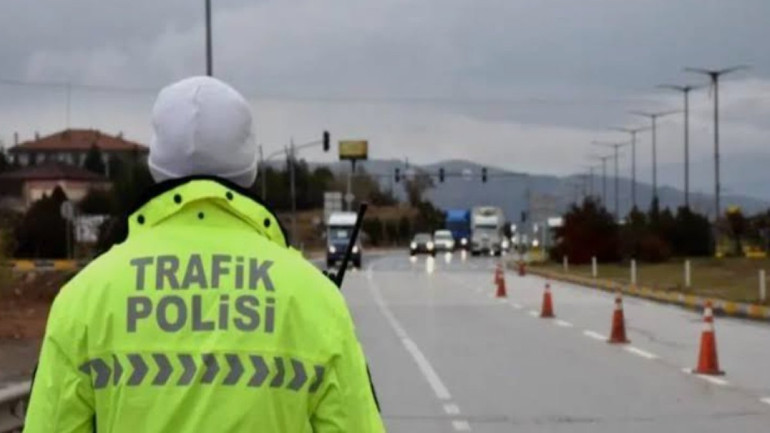Yeni Trafik Yasası Yürürlükte: Cezalar Dudak Uçuklatıyor, Ehliyetler İptal Ediliyor! resim: 0