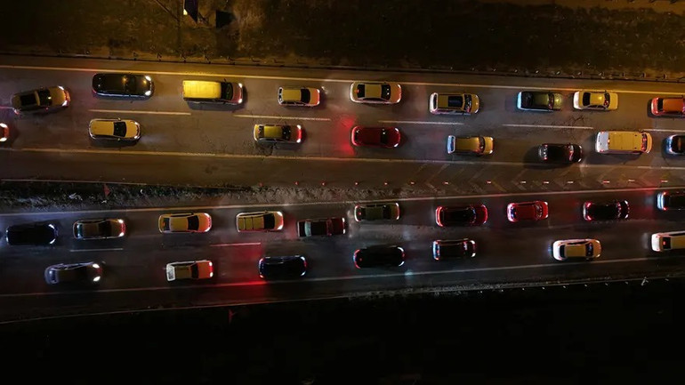 Kilit Kavşak Kilitlendi! Bayram Tatili Dönüş Çilesi Başladı: Trafik Kuyruğu 40 Kilometreyi Aştı resim: 0