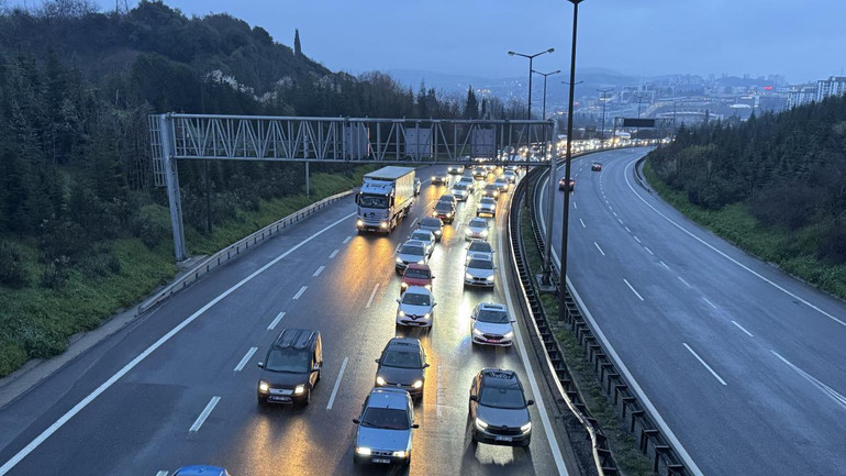 Yollarda Tatil Dönüşü Hareketi Başladı: İşte Trafikte Son Durum! resim: 0