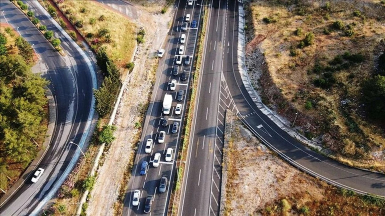 Yollarda Tatil Dönüşü Hareketi Başladı: İşte Trafikte Son Durum! resim: 1