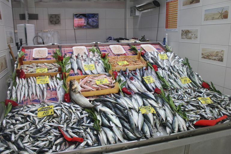 Denizde bolluk yaşanmasının ardından tezgâhları balık doldurdu! Vatandaşın yüzü nihayet güldü resim: 0