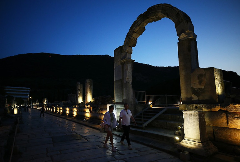 UNESCO Dünya Mirası Listesi'ndeki Efes, gece ziyaretçilerini ağırlıyor resim: 0