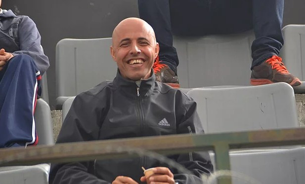 Öğrencisini sırtında taşıyan öğretmene övgü yağdı