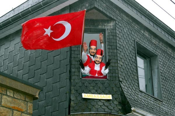 Burada Türk yok ama her yer Türk bayrağı!