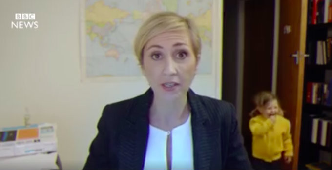 Canlı yayındayken çocukları gelen muhabir kadın olsaydı nasıl olurdu?