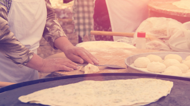 ''Yiğittir, topuklu efedir Ege kadını''