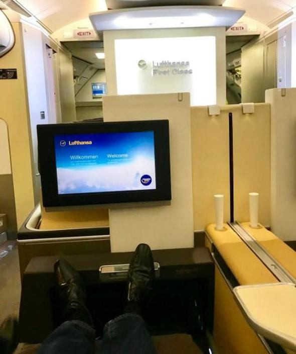 Farklı bir kariyer! First Class'ta uçtuğu için hava yolu firmalarından para alıyor