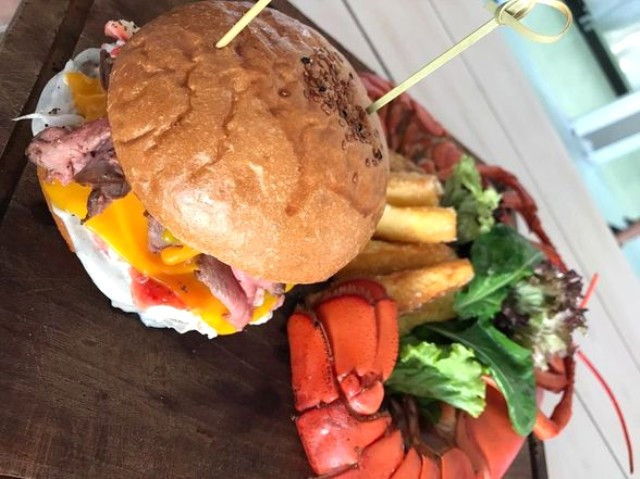 Çeşme'deki bu hamburger 240 TL ama yok satıyor