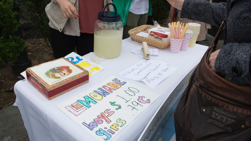 Limonata sattığı için 150 Sterlin ceza yiyen 5 yaşındaki miniğe teklif yağdı