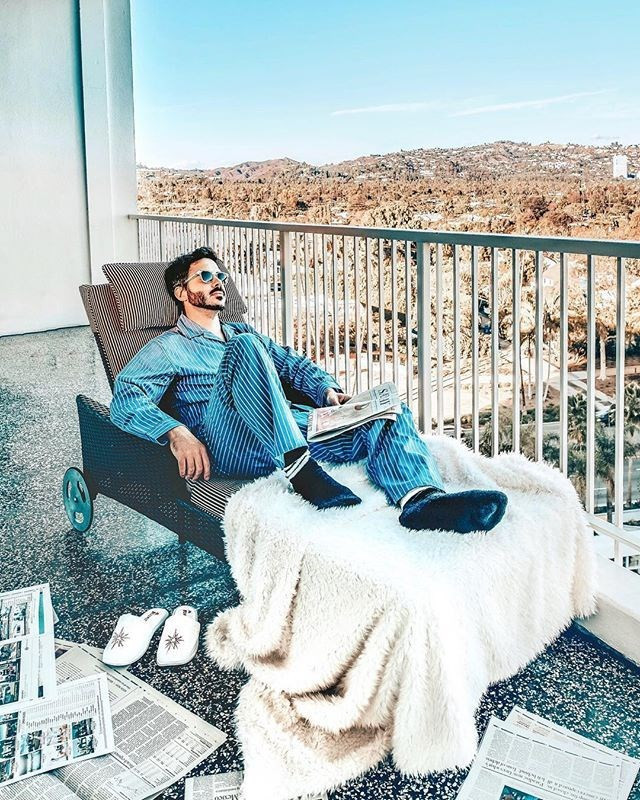 Yan Gelip Yatarak Para Kazanan Sosyal Medya Fenomeni