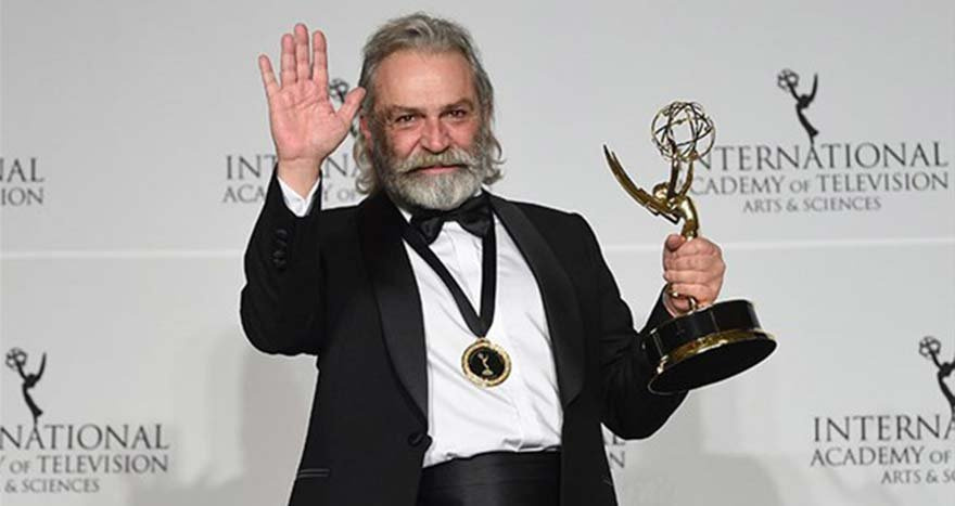 Haluk Bilginer Emmy Ödülleri'nde En İyi Erkek Oyuncu Ödülünü Kazandı