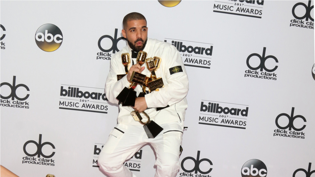 Drake, Paralarını Saçtı!