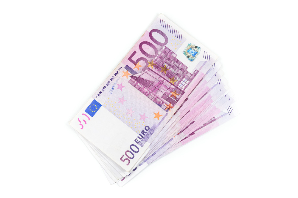 Euro (€ işareti kullanılarak temsil edilir.)