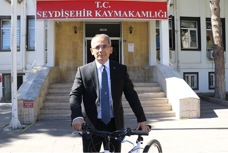 Çevreci kaymakamın makam aracı bisiklet!